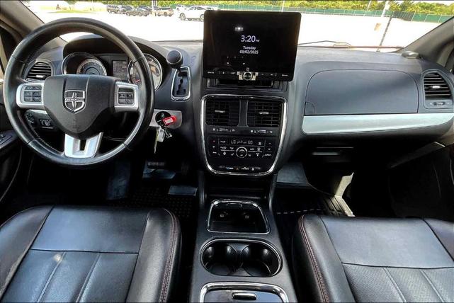Photo of 2017 White Knuckle Clearcoat Dodge Grand Caravan