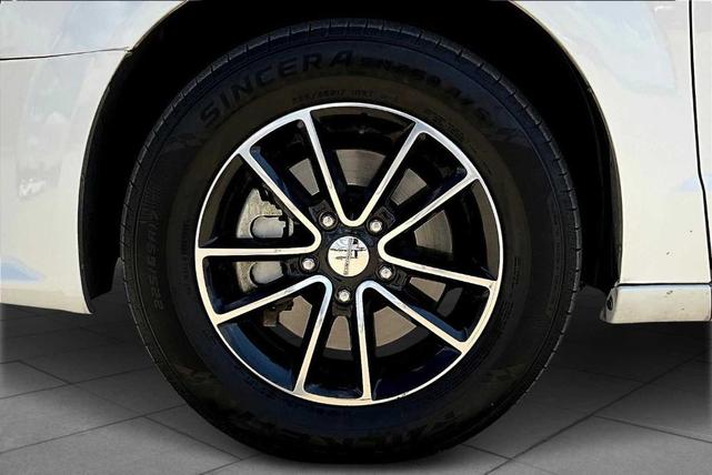 Photo of 2017 White Knuckle Clearcoat Dodge Grand Caravan