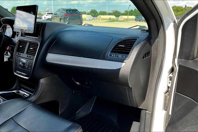 Photo of 2017 White Knuckle Clearcoat Dodge Grand Caravan
