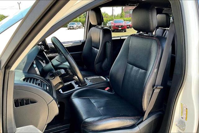 Photo of 2017 White Knuckle Clearcoat Dodge Grand Caravan