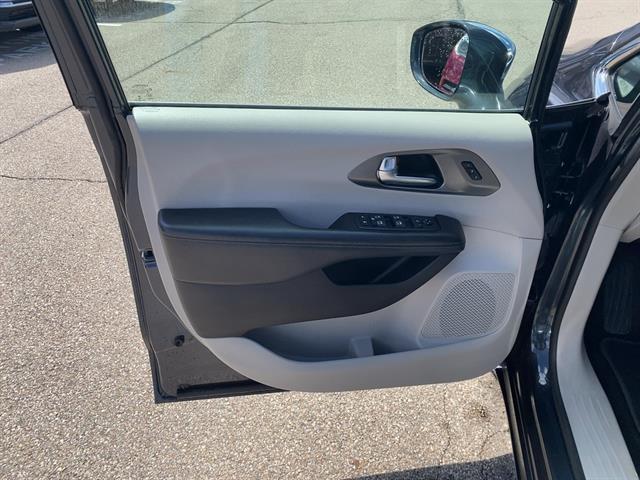 Photo of 2019 Maximum Steel Metallic Clearcoat Chrysler Pacifica