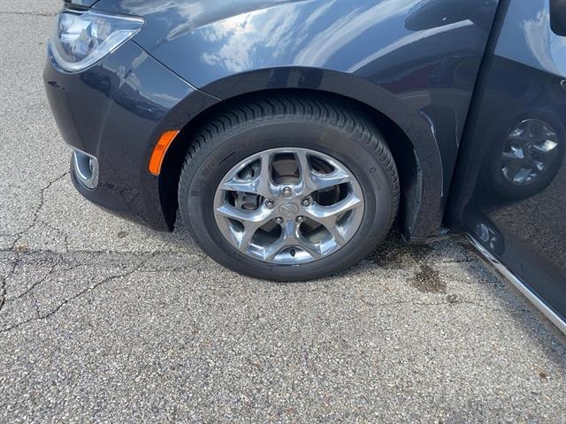 Photo of 2019 Maximum Steel Metallic Clearcoat Chrysler Pacifica