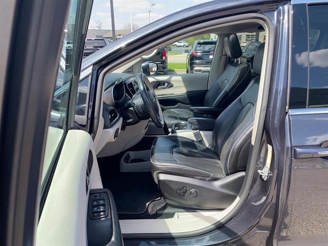 Photo of 2019 Maximum Steel Metallic Clearcoat Chrysler Pacifica