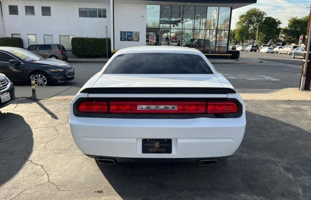 Photo of 2012 White Dodge Challenger