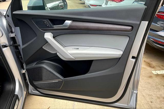 Photo of 2022 Florett Silver Metallic Audi Q5