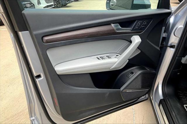 Photo of 2022 Florett Silver Metallic Audi Q5