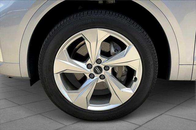 Photo of 2022 Florett Silver Metallic Audi Q5