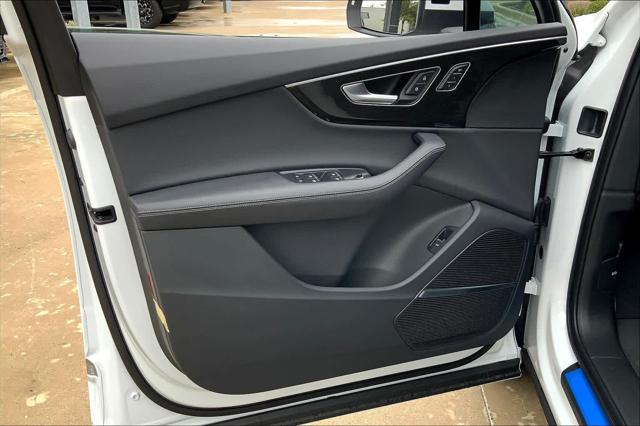 Photo of 2025 Glacier White Metallic Audi Q7