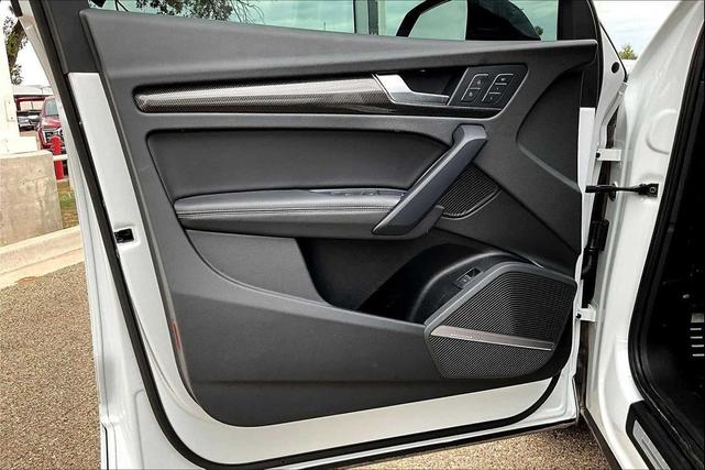 Photo of 2023 Glacier White Metallic Audi SQ5