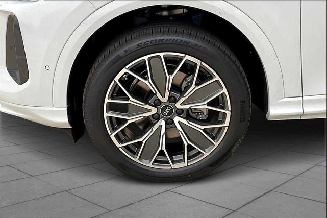 Photo of 2025 Glacier White Metallic Audi Q5