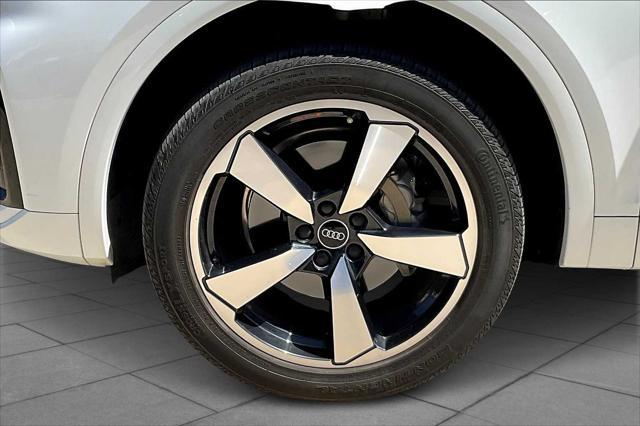 Photo of 2022 Glacier White Metallic Audi Q5