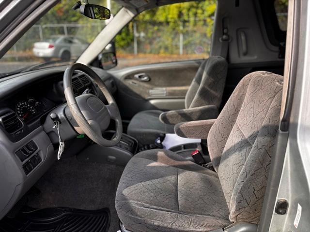 Photo of 2002 Silver Chevrolet Tracker