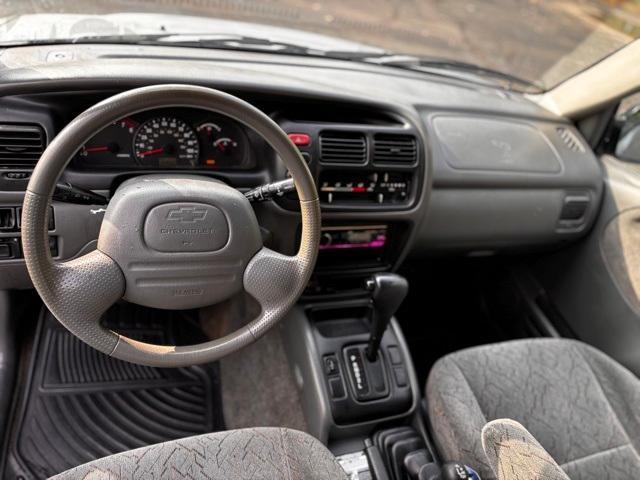 Photo of 2002 Silver Chevrolet Tracker
