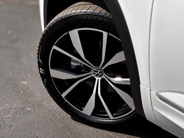 Photo of 2024 Opal White Pearl Effect Volkswagen Atlas