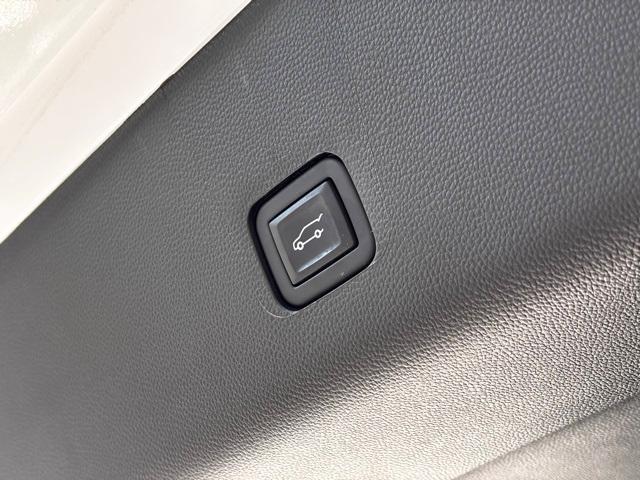 Photo of 2022 Summit White Chevrolet Traverse