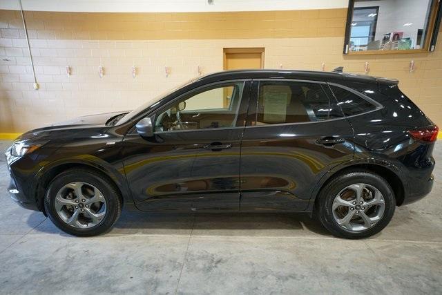 Photo of 2024 Black Metallic Ford Escape