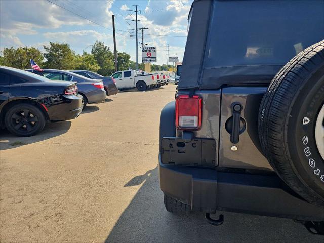 Photo of 2017 Granite Crystal Metallic Clearcoat Jeep Wrangler Unlimited