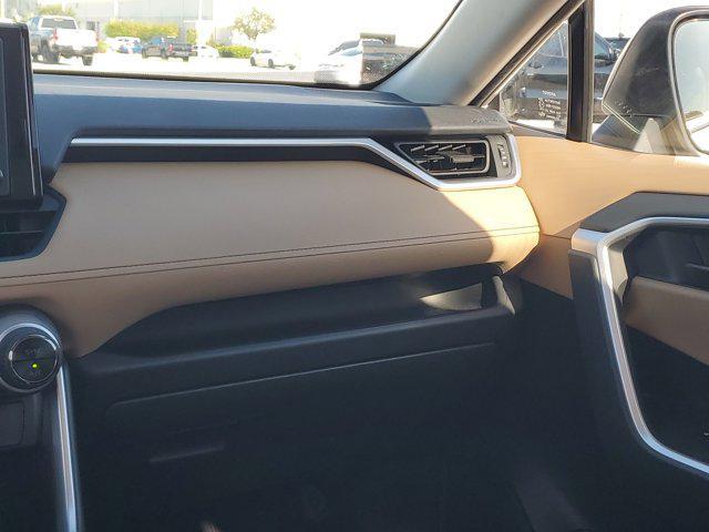 Photo of 2020 Super White Toyota RAV4 Hybrid