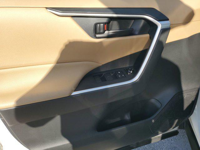 Photo of 2020 Super White Toyota RAV4 Hybrid