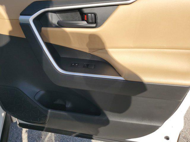 Photo of 2020 Super White Toyota RAV4 Hybrid