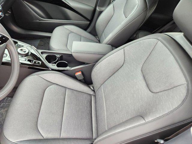 Photo of 2025 Snow White Pearl Kia Niro EV