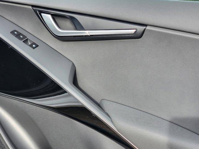 Photo of 2025 Snow White Pearl Kia Niro EV