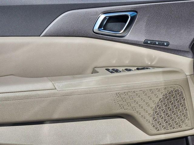 Photo of 2026 Snow White Pearl Kia Carnival Hybrid