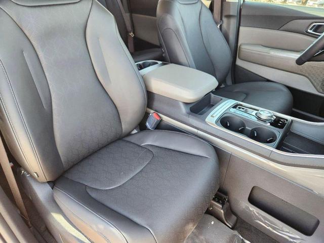 Photo of 2026 Snow White Pearl Kia Carnival Hybrid