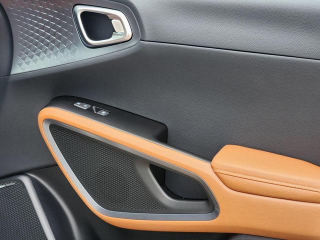Photo of 2025 Clear White/Black Roof Kia Soul