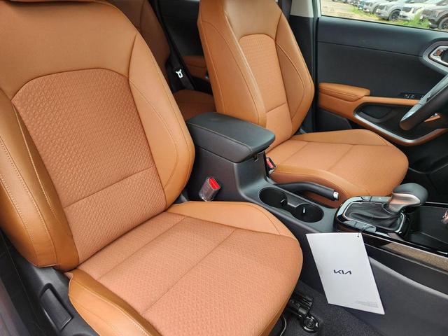 Photo of 2025 Clear White/Black Roof Kia Soul