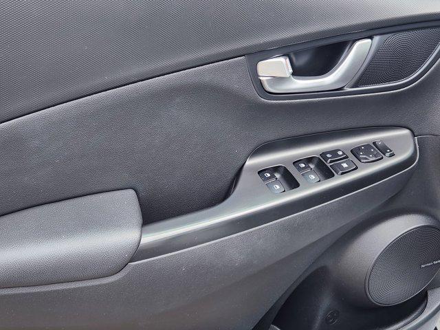 Photo of 2022 Lunar White Hyundai KONA
