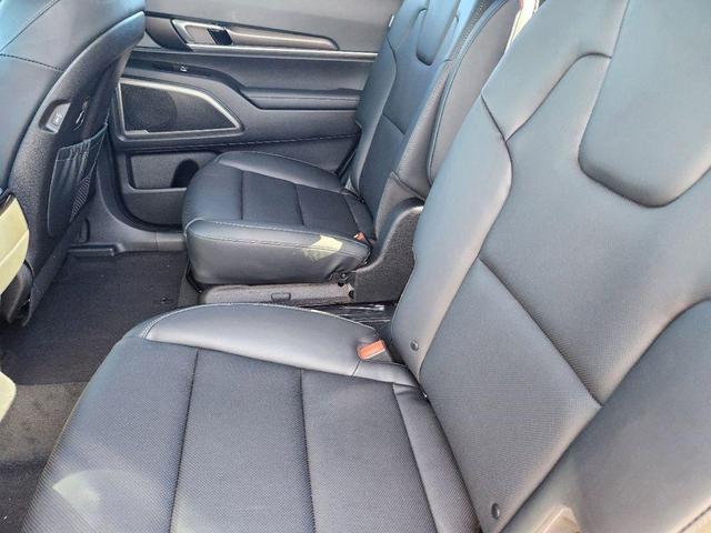 Photo of 2025 Glacial White Pearl Kia Telluride