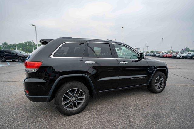 Photo of 2018 Diamond Black Crystal Pearlcoat Jeep Grand Cherokee