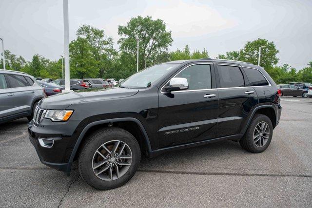 Photo of 2018 Diamond Black Crystal Pearlcoat Jeep Grand Cherokee