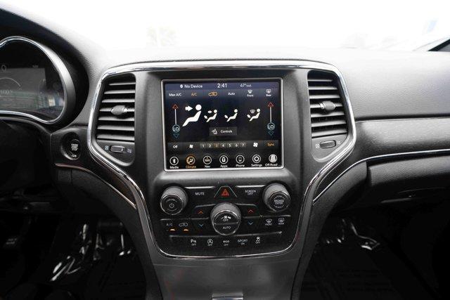 Photo of 2018 Diamond Black Crystal Pearlcoat Jeep Grand Cherokee