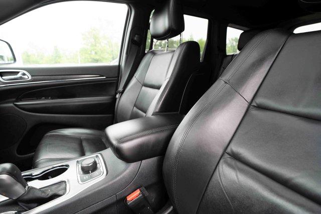 Photo of 2018 Diamond Black Crystal Pearlcoat Jeep Grand Cherokee