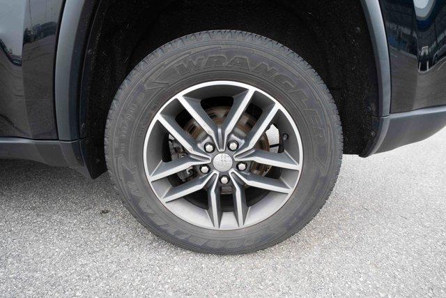 Photo of 2018 Diamond Black Crystal Pearlcoat Jeep Grand Cherokee