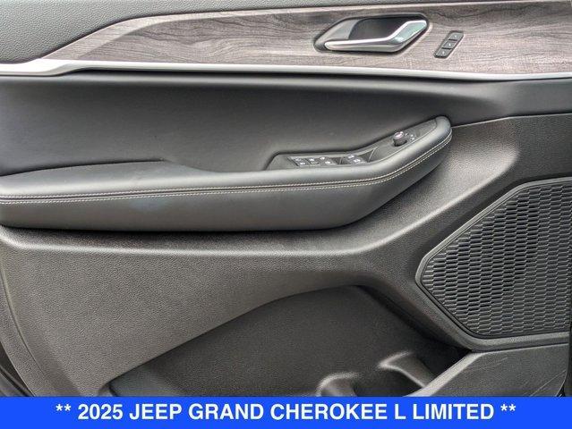 Photo of 2025 Diamond Black Jeep Grand Cherokee L