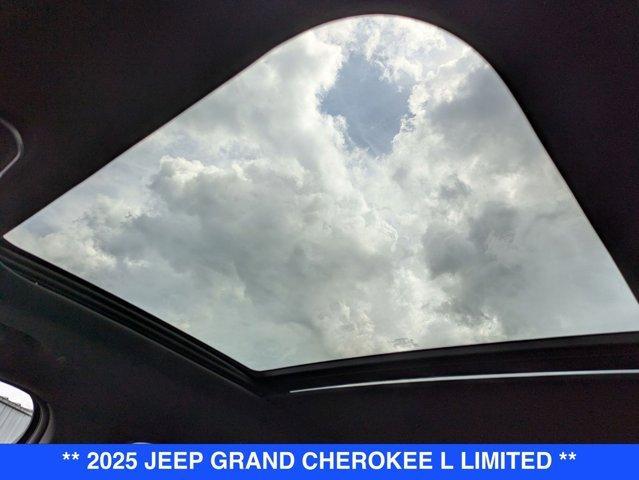 Photo of 2025 Diamond Black Jeep Grand Cherokee L