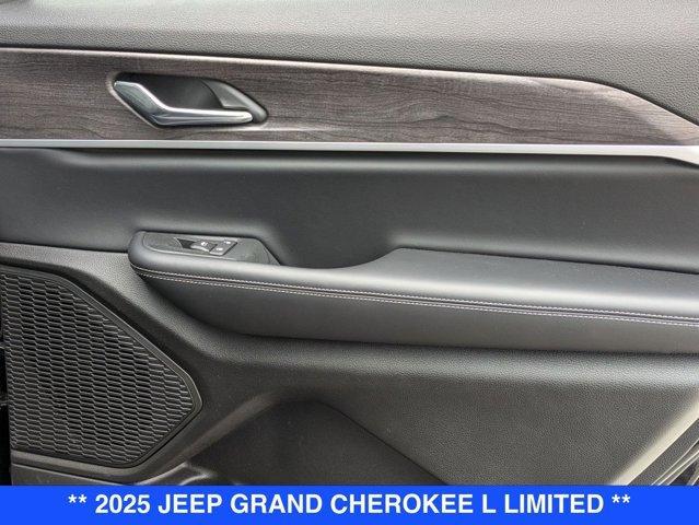 Photo of 2025 Diamond Black Jeep Grand Cherokee L