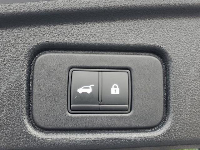 Photo of 2022 Solid Gray/Super Black Nissan Pathfinder