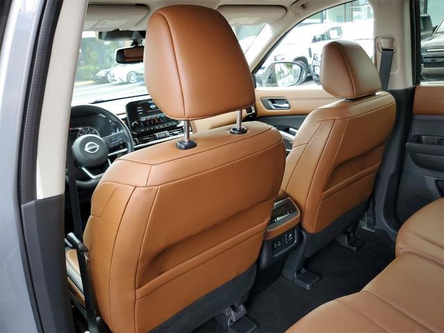Photo of 2022 Solid Gray/Super Black Nissan Pathfinder
