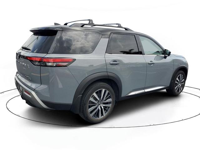 Photo of 2022 Solid Gray/Super Black Nissan Pathfinder