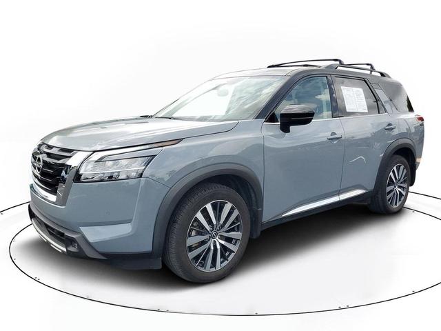 Photo of 2022 Solid Gray/Super Black Nissan Pathfinder