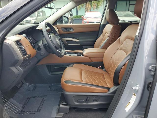 Photo of 2022 Solid Gray/Super Black Nissan Pathfinder
