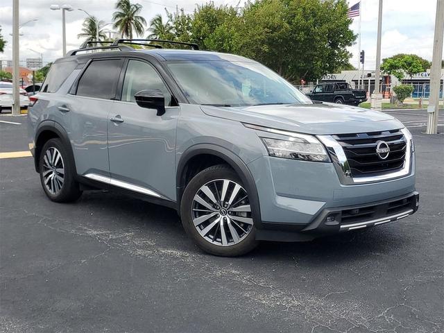 Photo of 2022 Solid Gray/Super Black Nissan Pathfinder