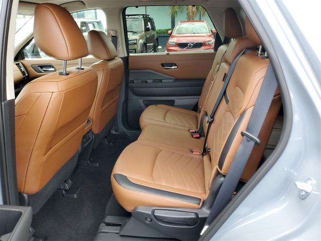 Photo of 2022 Solid Gray/Super Black Nissan Pathfinder