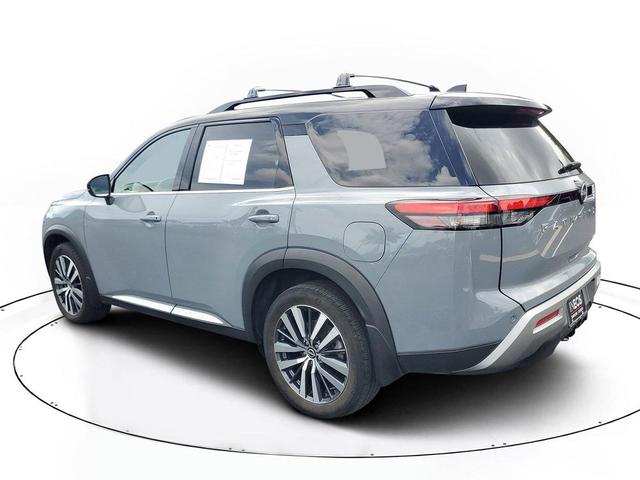 Photo of 2022 Solid Gray/Super Black Nissan Pathfinder
