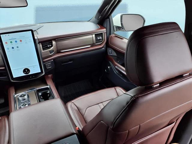 Photo of 2022 Star White Metallic Tri-Coat Ford Expedition