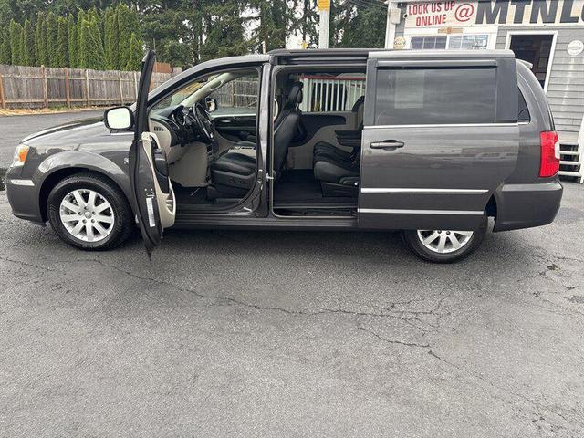 Photo of 2015 Granite Crystal Metallic Clearcoat Chrysler Town & Country